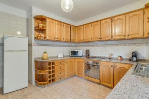 Familia Teixeira House by AH