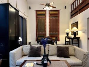 4BR Entire House City Center BTS Sky Train Mall