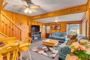 Cozy Wisconsin Cabin Walk to Beach and Boat Ramp! - McGregor