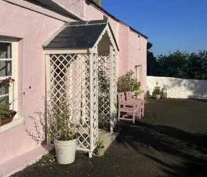 The Pink Cottage upstairs suite & Garden Summer Room - Carrickfergus