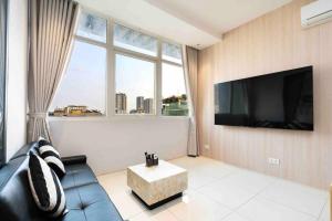 The Rixx Luxury Apartment at Ben Thanh with pool and gym