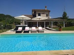 Villa in Campagna con Piscina Privata - Uri