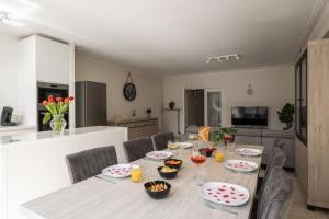 WeLoveOostende - Newly renovated large apartment 150m from the beach - Including bed sheets and final clea-ning