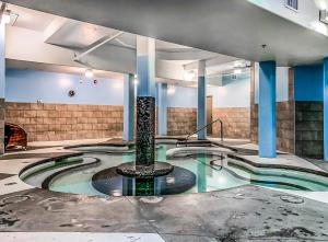 Marvellous Mountain Condo Pool & Hot Tub
