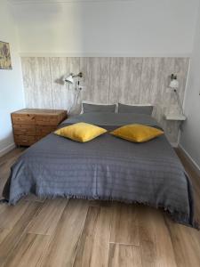 Island Paradise a studio with a kitchenette, private bathroom and balcony, in a complex with 3 swimming pools, 800m away from the ocean front