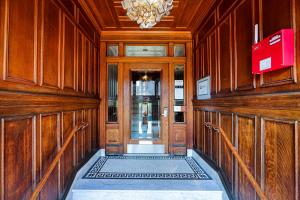 A Stylish Stay w a Queen Bed, Heated Floors.. #1