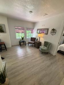 House 2 Bedrooms plus CouchBed Best Location MIami Private Parking, Laundry, Storage for Luggage
