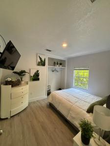 House 2 Bedrooms plus CouchBed Best Location MIami Private Parking, Laundry, Storage for Luggage