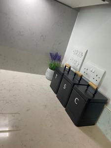 Modern 2 Bedroom City Centre Apartment w Balcony