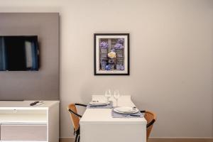 Studio bonitinho com garagem e ar condicionado