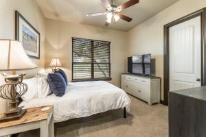 4 minutes from Canyon Lake with Jacuzzi, BBQ, Firepit, 1GbpWifi, and More