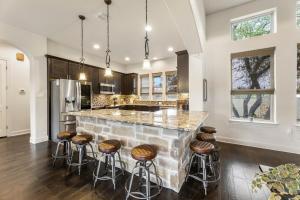 4 minutes from Canyon Lake with Jacuzzi, BBQ, Firepit, 1GbpWifi, and More