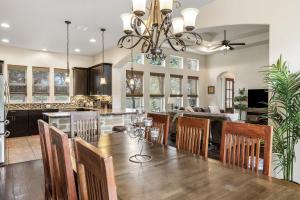 4 minutes from Canyon Lake with Jacuzzi, BBQ, Firepit, 1GbpWifi, and More