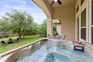 4 minutes from Canyon Lake with Jacuzzi, BBQ, Firepit, 1GbpWifi, and More