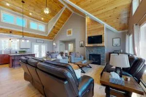 Gorgeous Conway Home A/C, Hot Tub & Full Game Room - Center Conway