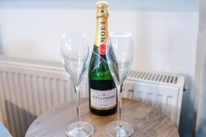 NEW! Stylish 1-Bed Flat in Crewe by 53 Degrees Property - Ideal for Business & Professionals - Sleeps 3!