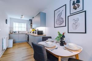 NEW! Stylish 1-Bed Flat in Crewe by 53 Degrees Property - Ideal for Business & Professionals - Sleeps 3!