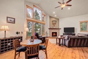 EPIC VIEWS! Luxury Cabin - HotTub, BBQ - Close to SKI, Trails, Red Rocks
