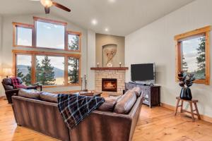 EPIC VIEWS! Luxury Cabin - HotTub, BBQ - Close to SKI, Trails, Red Rocks
