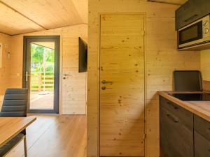 Wood Cube an der Drau