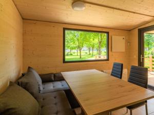 Wood Cube an der Drau