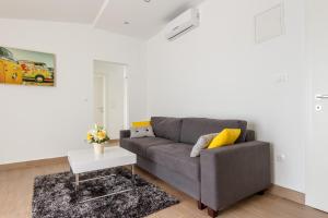 Apartments with parking space Kastel Stari, Kastela - 19740