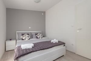 Apartments with parking space Kastel Stari, Kastela - 19740