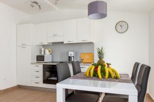 Apartments with parking space Kastel Stari, Kastela - 19740