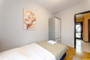 Apartments with a parking space Kastel Luksic, Kastela - 22469