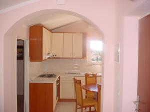 Family-friendly apartments with swimming pool Kali, Ugljan - 23026