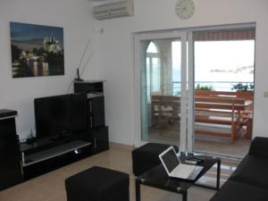 Family-friendly apartments with swimming pool Kali, Ugljan - 23026