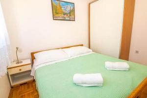 Apartments with parking space Baska, Krk - 23071