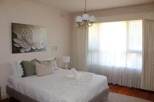Urban Retreat 3 bedroom - peaceful by Airport - Sydenham