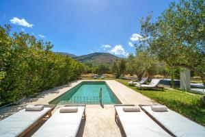 Villa Marian with Private Swimming Pool & Jacuzzi