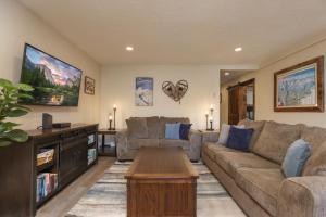 Park Place Pikes Peak Condo: Ski In, Walk To Main St
