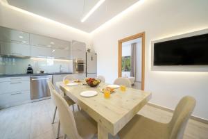 Luxury Villa Marian with heated Private Pool and Jacuzzi near the Beach of Georgioupoli