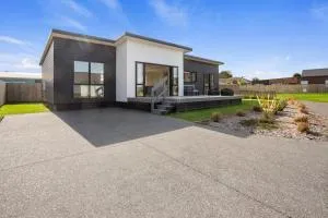 Modern Family Bach - Waihi Beach Holiday Home - 怀希