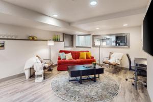 Renovated 1BR Apartment By 40-Acre Park with AC