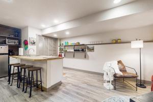 Renovated 1BR Apartment By 40-Acre Park with AC