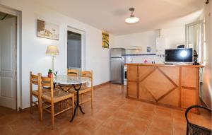 Appartements Awesome Apartment In Piscia Rossa With Wifi : photos des chambres