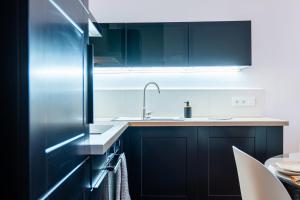 Upscale 3-room apartment 200m from the Palais