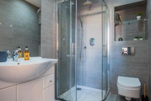 Upscale 3-room apartment 200m from the Palais