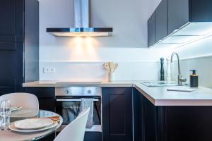 Upscale 3-room apartment 200m from the Palais