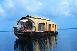 Aqua Castle Houseboat - by Aqua Jumbo Houseboats