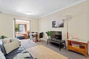 1BDR East Perth - Tennis court Gym and Pool