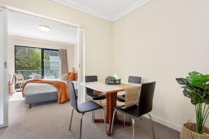 1BDR East Perth - Tennis court Gym and Pool