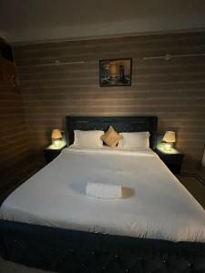 Divine India Service Apartment 3 BHK D-198 Saket