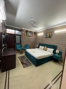 Divine India Service Apartment 3 BHK D-198 Saket
