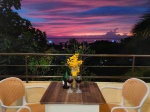 Romantic Sunset Apartment with Balcony 2 min Walk to the Beach