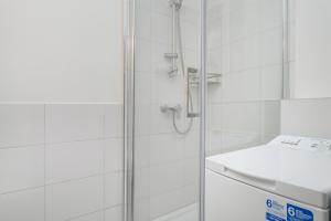 Bukowska Elegancki Apartament z 1 Sypialnią i Biurkiem by Noclegi Renters